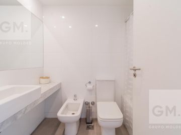 ALQUILER  2 AMBIENTES  LUMINOSO, FULL AMENITIES,  AMOBLADO CON COCHERA - PISO ALTO