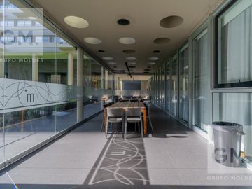 ALQUILER  2 AMBIENTES  LUMINOSO, FULL AMENITIES,  AMOBLADO CON COCHERA - PISO ALTO