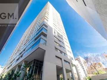 ALQUILER  2 AMBIENTES  LUMINOSO, FULL AMENITIES,  AMOBLADO CON COCHERA - PISO ALTO