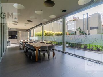 ALQUILER  2 AMBIENTES  LUMINOSO, FULL AMENITIES,  AMOBLADO CON COCHERA - PISO ALTO