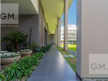 ALQUILER  2 AMBIENTES  LUMINOSO, FULL AMENITIES,  AMOBLADO CON COCHERA - PISO ALTO