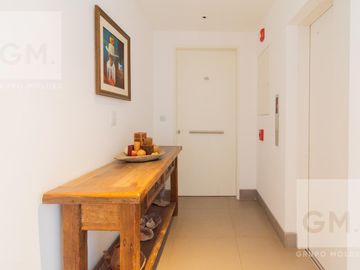 ALQUILER  2 AMBIENTES  LUMINOSO, FULL AMENITIES,  AMOBLADO CON COCHERA - PISO ALTO