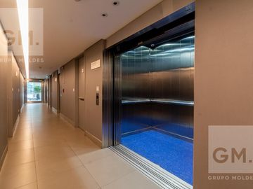 ALQUILER  2 AMBIENTES  LUMINOSO, FULL AMENITIES,  AMOBLADO CON COCHERA - PISO ALTO