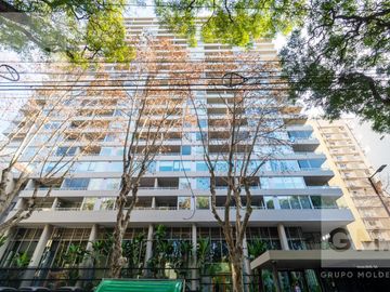 ALQUILER  2 AMBIENTES  LUMINOSO, FULL AMENITIES,  AMOBLADO CON COCHERA - PISO ALTO