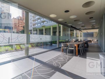 ALQUILER  2 AMBIENTES  LUMINOSO, FULL AMENITIES,  AMOBLADO CON COCHERA - PISO ALTO