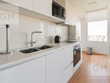 ALQUILER  2 AMBIENTES  LUMINOSO, FULL AMENITIES,  AMOBLADO CON COCHERA - PISO ALTO