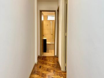 DEPARTAMENTO DOS AMBIENTES DETALL. CATEG. AMPLIO, INTERNO LUMINOSO - OPORTUNIDAD!