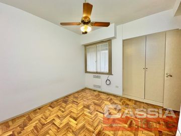 DEPARTAMENTO DOS AMBIENTES DETALL. CATEG. AMPLIO, INTERNO LUMINOSO - OPORTUNIDAD!