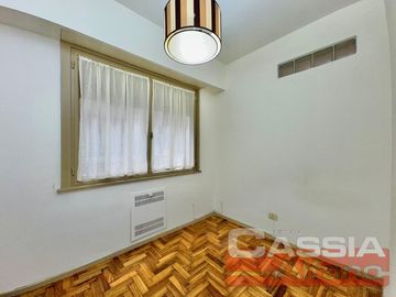 DEPARTAMENTO DOS AMBIENTES DETALL. CATEG. AMPLIO, INTERNO LUMINOSO - OPORTUNIDAD!