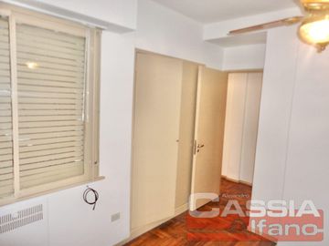 DEPARTAMENTO DOS AMBIENTES DETALL. CATEG. AMPLIO, INTERNO LUMINOSO - OPORTUNIDAD!