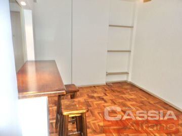DEPARTAMENTO DOS AMBIENTES DETALL. CATEG. AMPLIO, INTERNO LUMINOSO - OPORTUNIDAD!