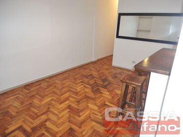 DEPARTAMENTO DOS AMBIENTES DETALL. CATEG. AMPLIO, INTERNO LUMINOSO - OPORTUNIDAD!