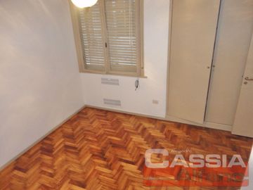 DEPARTAMENTO DOS AMBIENTES DETALL. CATEG. AMPLIO, INTERNO LUMINOSO - OPORTUNIDAD!