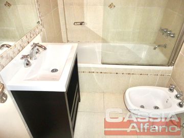 DEPARTAMENTO DOS AMBIENTES DETALL. CATEG. AMPLIO, INTERNO LUMINOSO - OPORTUNIDAD!