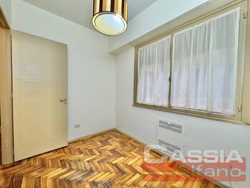 DEPARTAMENTO DOS AMBIENTES DETALL. CATEG. AMPLIO, INTERNO LUMINOSO - OPORTUNIDAD!