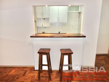 DEPARTAMENTO DOS AMBIENTES DETALL. CATEG. AMPLIO, INTERNO LUMINOSO - OPORTUNIDAD!