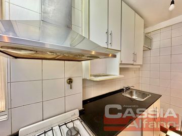 DEPARTAMENTO DOS AMBIENTES DETALL. CATEG. AMPLIO, INTERNO LUMINOSO - OPORTUNIDAD!