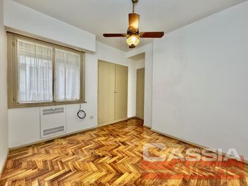 DEPARTAMENTO DOS AMBIENTES DETALL. CATEG. AMPLIO, INTERNO LUMINOSO - OPORTUNIDAD!