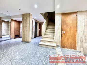 DEPARTAMENTO DOS AMBIENTES DETALL. CATEG. AMPLIO, INTERNO LUMINOSO - OPORTUNIDAD!