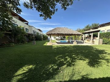 VENTA HERMOSA CASA  CON TERRAZA PRIVA EN  CONDOMINIO ARBOLADA YAUTEPEC , MORELOS