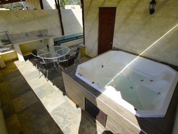 VENTA HERMOSA CASA  CON TERRAZA PRIVA EN  CONDOMINIO ARBOLADA YAUTEPEC , MORELOS