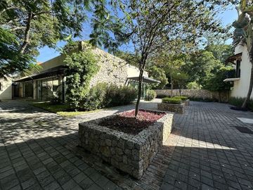 VENTA HERMOSA CASA  CON TERRAZA PRIVA EN  CONDOMINIO ARBOLADA YAUTEPEC , MORELOS