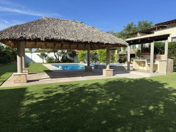 VENTA HERMOSA CASA  CON TERRAZA PRIVA EN  CONDOMINIO ARBOLADA YAUTEPEC , MORELOS