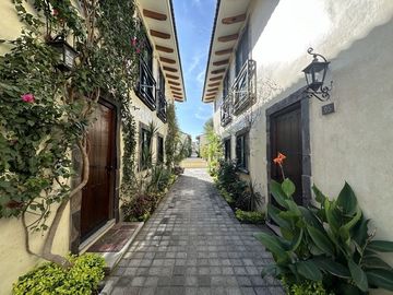 VENTA HERMOSA CASA  CON TERRAZA PRIVA EN  CONDOMINIO ARBOLADA YAUTEPEC , MORELOS