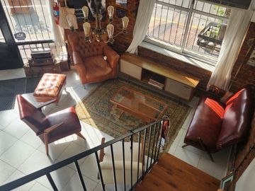 PH con local y departamento en venta en Boedo!