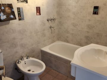 PH con local y departamento en venta en Boedo!
