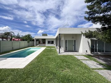 VENTA - Casa 3 dormitorios, piscina y galería. Cantegril, Funes,