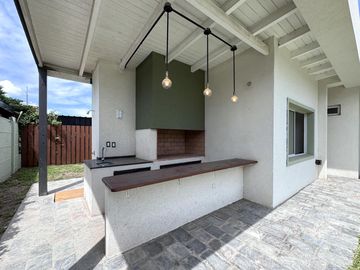 VENTA - Casa 3 dormitorios, piscina y galería. Cantegril, Funes,