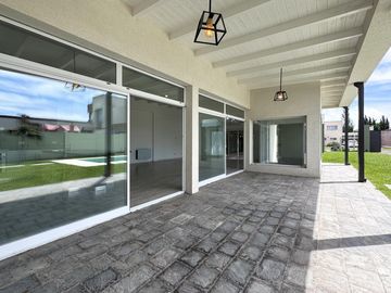 VENTA - Casa 3 dormitorios, piscina y galería. Cantegril, Funes,