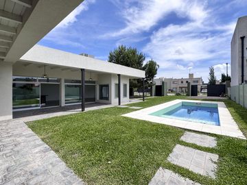 VENTA - Casa 3 dormitorios, piscina y galería. Cantegril, Funes,
