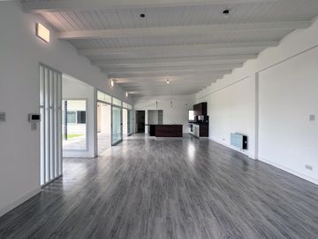 VENTA - Casa 3 dormitorios, piscina y galería. Cantegril, Funes,