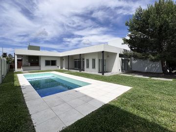 VENTA - Casa 3 dormitorios, piscina y galería. Cantegril, Funes,