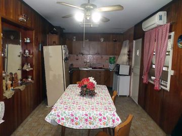 Venta de Casa 6 Amb.   C/Depto. 2 Amb.  en San Justo -   Buen Estado