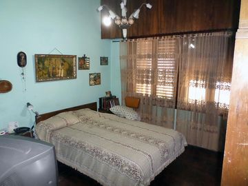 Venta de Casa 6 Amb.   C/Depto. 2 Amb.  en San Justo -   Buen Estado