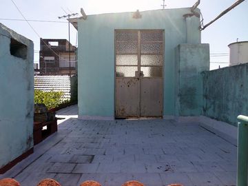 Venta de Casa 6 Amb.   C/Depto. 2 Amb.  en San Justo -   Buen Estado