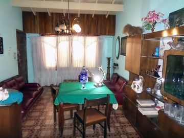 Venta de Casa 6 Amb.   C/Depto. 2 Amb.  en San Justo -   Buen Estado