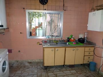 Venta de Casa 6 Amb.   C/Depto. 2 Amb.  en San Justo -   Buen Estado