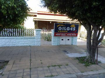 Venta de Casa 6 Amb.   C/Depto. 2 Amb.  en San Justo -   Buen Estado