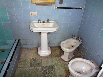 Venta de Casa 6 Amb.   C/Depto. 2 Amb.  en San Justo -   Buen Estado