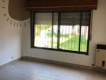 Casa en venta - 5 dormitorios 3 baños - Cocheras - 300mts2 totales - Berazategui [FINANCIADA]