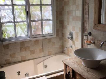Casa en venta - 5 dormitorios 3 baños - Cocheras - 300mts2 totales - Berazategui [FINANCIADA]