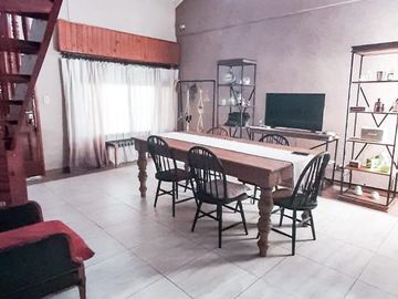 Casa en venta - 5 dormitorios 3 baños - Cocheras - 300mts2 totales - Berazategui [FINANCIADA]