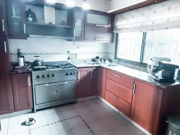Casa en venta - 5 dormitorios 3 baños - Cocheras - 300mts2 totales - Berazategui [FINANCIADA]
