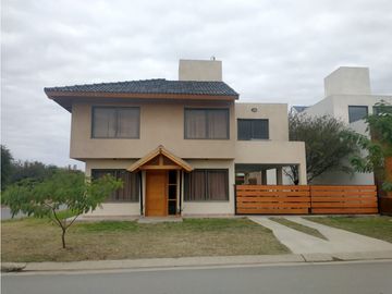 SE VENDE CASA EN COUNTRY LAS CAÑITAS