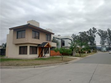 SE VENDE CASA EN COUNTRY LAS CAÑITAS