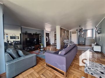 Casa en Venta en Real Audiencia con Ramón Barros Luco C2J